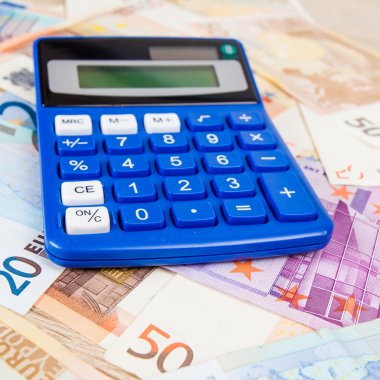 hesap makinesi ile euro banknot.