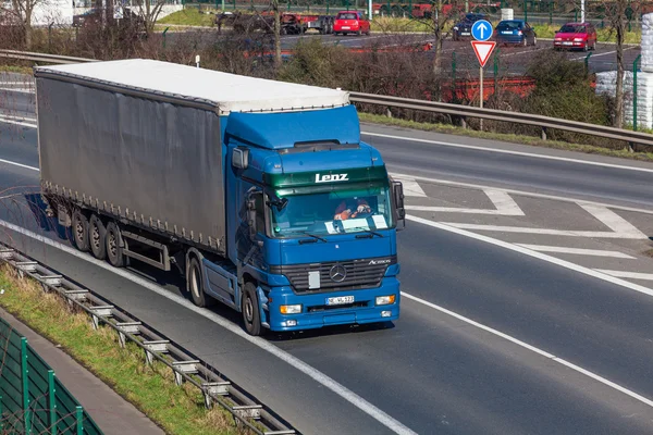 고속도로에 수송 트럭 — 스톡 사진