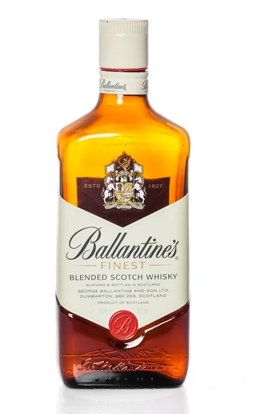 Butelkę Ballantines whisky — Zdjęcie stockowe