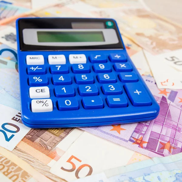 Calculator met eurobankbiljetten. — Stockfoto