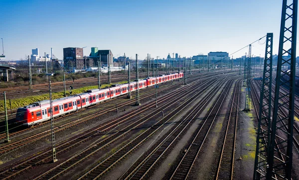 Roter Zug auf Gleisen — Stockfoto
