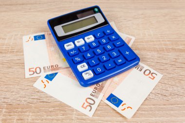 hesap makinesi ile euro banknot.