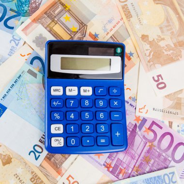 hesap makinesi ile euro banknot.