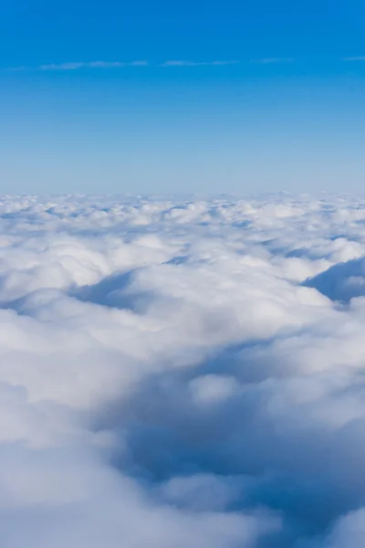 Blauer Himmel und Wolken. — Stockfoto
