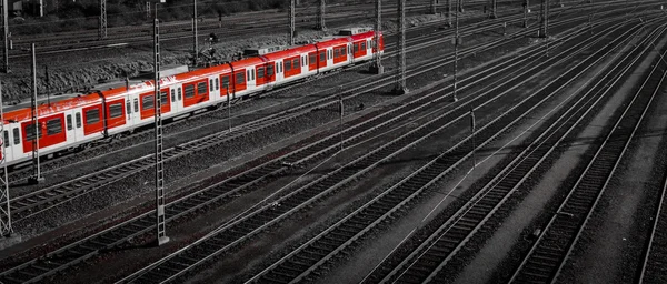 Rode trein op sporen — Stockfoto