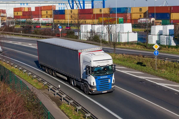 Ciężarówka na autostradzie — Zdjęcie stockowe