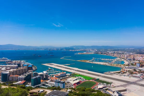 Gibraltar cidade e aeroporto — Fotografia de Stock