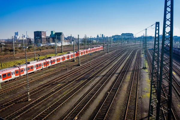 Tren rojo en las vías — Foto de Stock