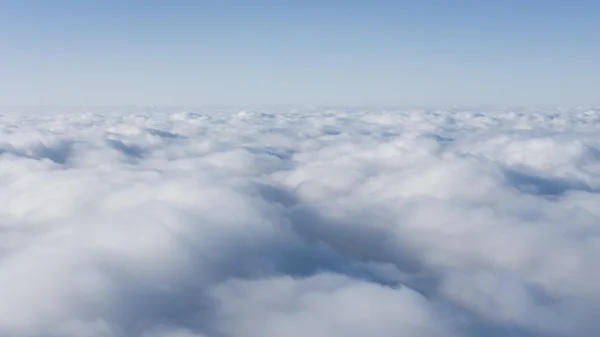 Blauer Himmel und Wolken. — Stockfoto