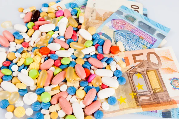 Medische pillen op geld — Stockfoto