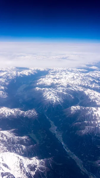 Paysage de montagne. vue depuis la fenêtre de l'avion — Photo