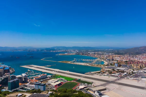 Vista dalla cima della roccia di Gibilterra sulla città — Foto Stock