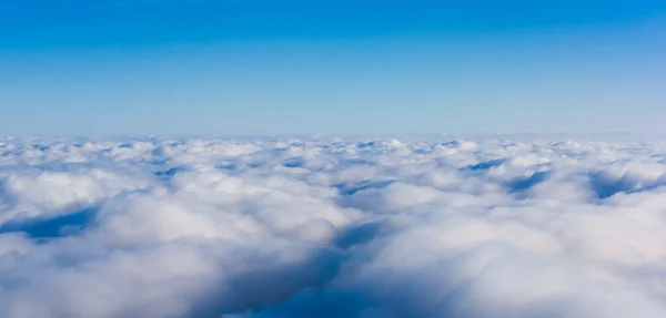 Moln. utsikt från fönstret i ett flygplan. molnlandskap landskap — Stockfoto