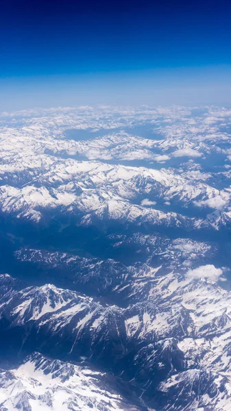 Paysage de montagne. vue depuis la fenêtre de l'avion — Photo