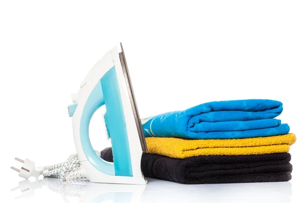Bügeleisen und Kleidung. Dampfbügeleisen und farbige Handtücher isoliert auf — Stockfoto