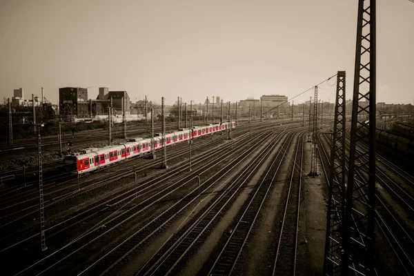 Червоний потяг з чорно-білим тлом — стокове фото