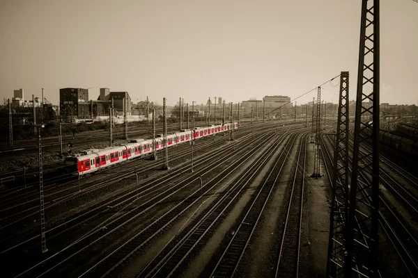 Rote Schleppe mit schwarz-weißem Hintergrund — Stockfoto