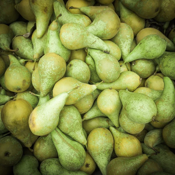 背景的成熟多汁梨 — 图库照片