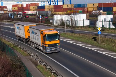 Düsseldorf, Almanya - 16 Şubat: taşıma kamyonu highwa üzerinde