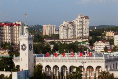 Soçi, Rusya - 14 Mayıs 2016: Demiryolu meydanının bina