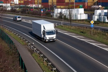 Düsseldorf, Almanya - 16 Şubat: taşıma kamyonu highwa üzerinde