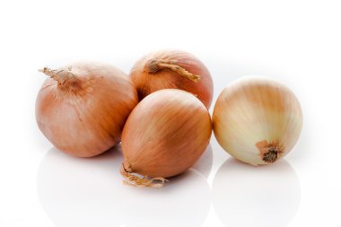 Beyaz arka planda olgun soğan