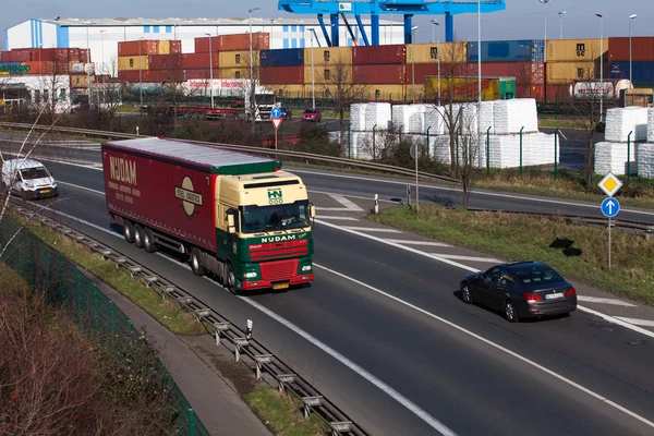 뒤셀도르프, 독일-2 월 16 일: 수송 트럭은 고속도로에 — 스톡 사진