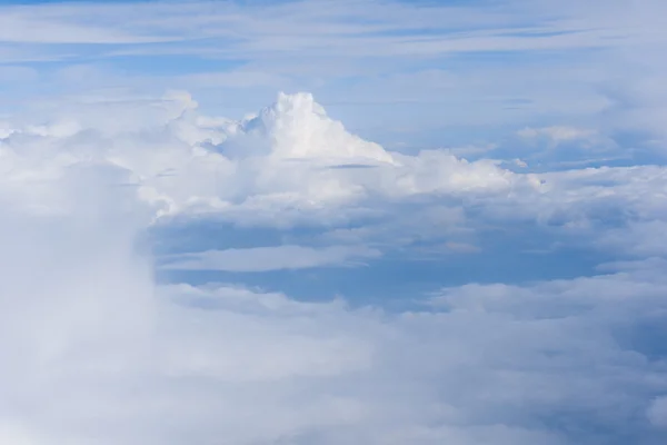 Wolken. uitzicht vanuit het raam van een vliegtuig — Stockfoto