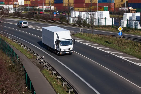 Düsseldorf, Almanya - 16 Şubat: taşıma kamyonu highwa üzerinde