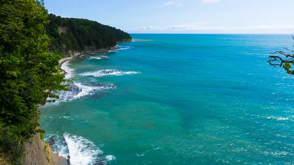 Svarta havet i Ryssland nära kiselev rock Tuapse. Ryssland — Stockfoto