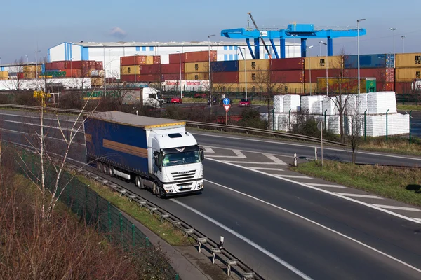 뒤셀도르프, 독일-2 월 16 일: 수송 트럭은 고속도로에 — 스톡 사진