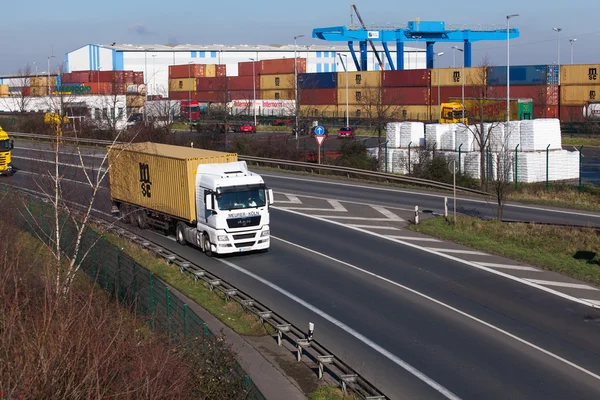 Düsseldorf, Almanya - 16 Şubat: taşıma kamyonu highwa üzerinde