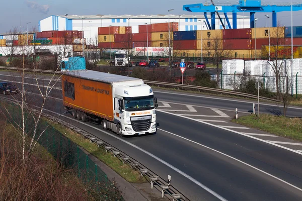 Düsseldorf, Almanya - 16 Şubat: taşıma kamyonu highwa üzerinde