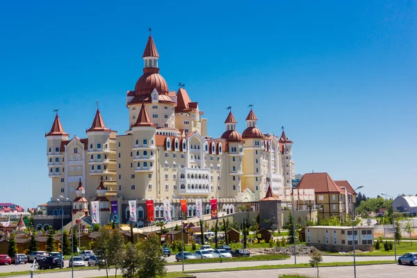 Fahrgeschäfte Sotschi Park und ein Hotelkomplex bogatyr, Sotschi, Russland, m — Stockfoto