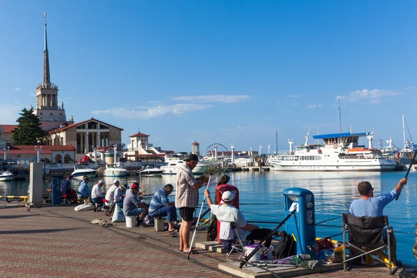 SOCHI, RUSSUA - JUNHO 29, 2016: Muitos pescadores estão pescando a partir de th — Fotografia de Stock