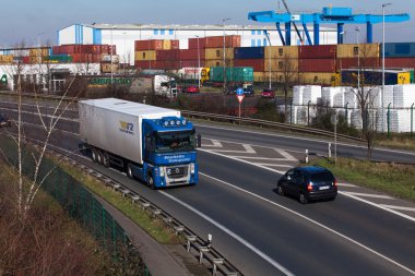 Düsseldorf, Almanya - 16 Şubat: taşıma kamyonu highwa üzerinde