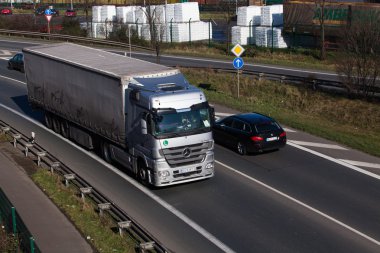 Düsseldorf, Almanya - 16 Şubat: taşıma kamyonu highwa üzerinde