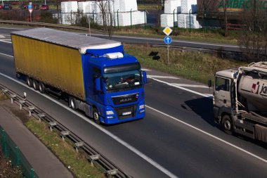 Düsseldorf, Almanya - 16 Şubat: taşıma kamyonu highwa üzerinde
