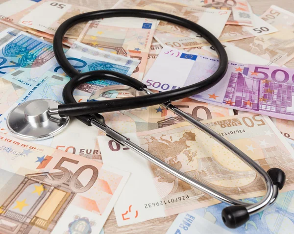 Notas de euro e estetoscópio. Custos de cuidados de saúde. discrição médica — Fotografia de Stock