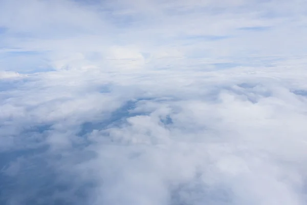 Wolken. Blick aus dem Fenster eines Flugzeugs — Stockfoto