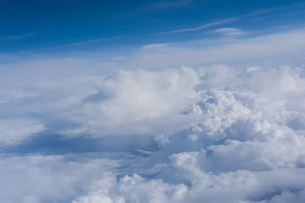 Wolken. uitzicht vanuit het raam van een vliegtuig — Stockfoto