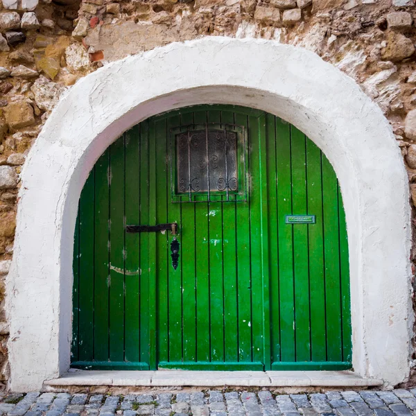Oude houten deur in oude stenen muur. Houten deur in de oude stad — Stockfoto