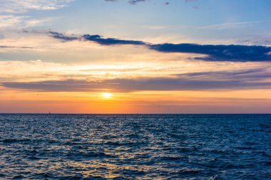 Muhteşem yaz gün batımı. Güzel günbatımı manzara