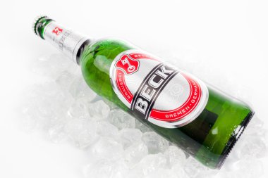 Düsseldorf, Almanya - 21 Nisan 2016: WHI üzerinde izole Becks bira