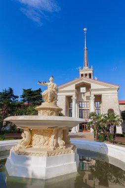 Soçi, Rusya - 29 Haziran 2016: Çeşme liman Binası yakınındaki. 