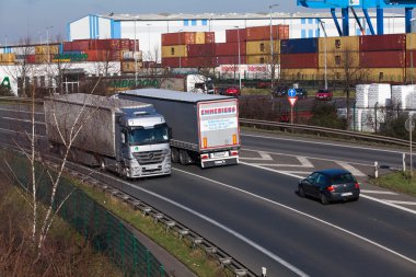 Düsseldorf, Almanya - 16 Şubat: taşıma kamyonu highwa üzerinde