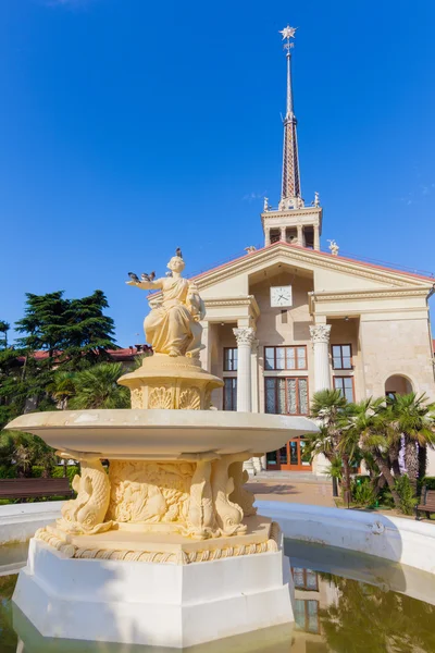 Sochi, Rusko - 29 Červen 2016: Fountain Seaport budovy. — Stock fotografie