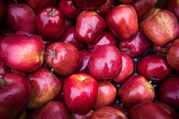 Appels close-up op de markt. Rode appels achtergrond — Stockfoto