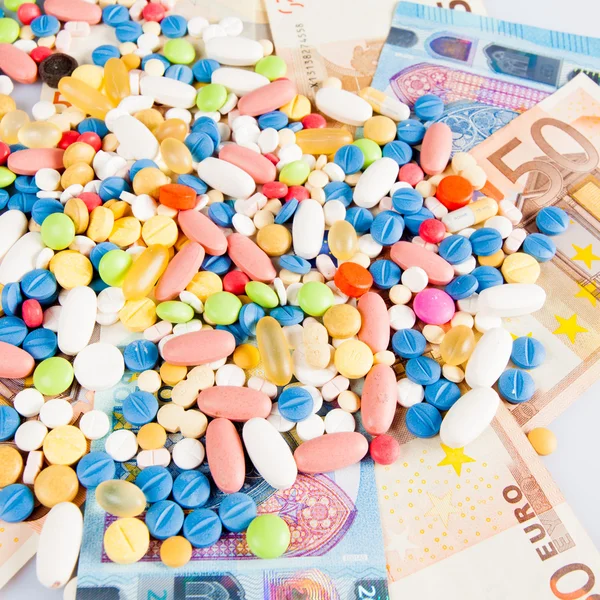 Pillen op geld. medicijntabletten op geld — Stockfoto