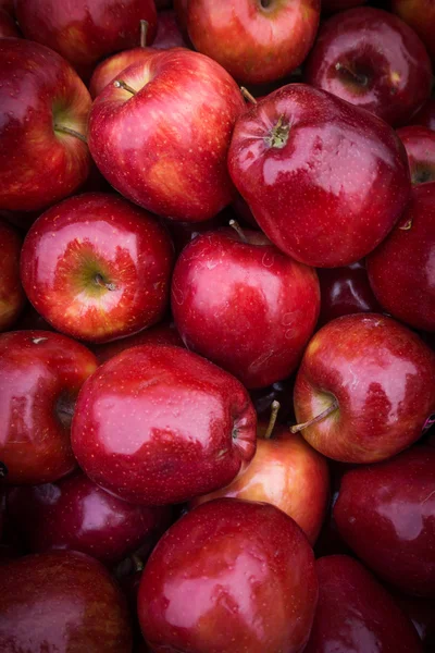 Appels close-up op de markt. Rode appels achtergrond — Stockfoto